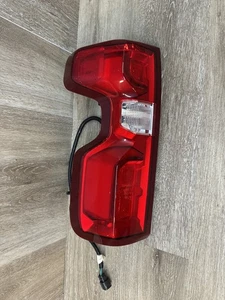 2019-25 CHEVY SILVERADO LH TAIL LIGHT ASSY OEM PART # 85821134 - Foto 1 di 11