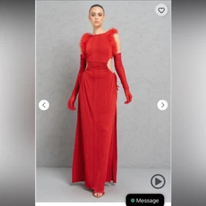 Kikiriki rotes Kleid mit Federbesatz und Cutout | Größe S gewagter dramatischer Abendlook - Bild 1 von 7