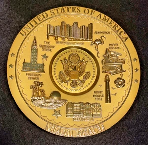 Miami Beach Florida Souvenir Teller 5,5" goldfarben geprägte Wahrzeichen mit Ständer MP - Bild 1 von 4