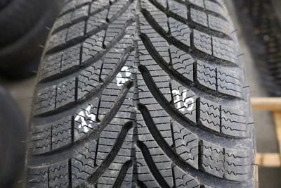 1 Winterreifen 185/60 R14 82T Apollo Alnac 4G Winter DOT 2624 7,5-8,2mm - Bild 1 von 4