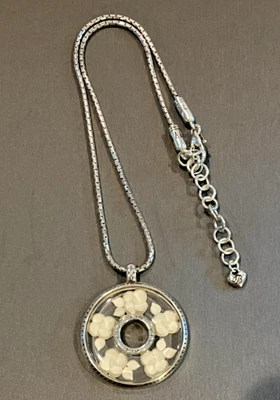 BRIGHTON FLORENTINE 白色 Lucite 花圈吊坠镀银项链 — 第 1/4 张图片