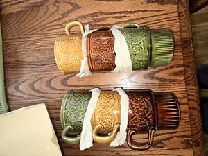 VINTAGE MUGS & TREE STAND 6 DECORATIVE CERAMIC MUGS & METAL STAND IN BOX LOT A - Picture 1 of 4