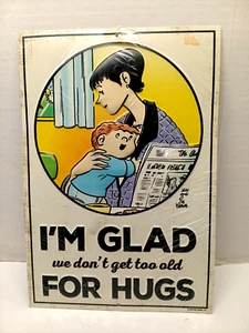 Familienzirkus Blechschild "Ich bin froh, dass wir nicht zu alt für Umarmungen werden" 8,25 x 12 NEU - Bild 1 von 3