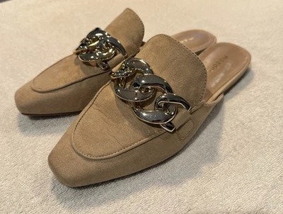 Mulas de gamuza Madden Girl Squireee para mujer color tostado sintético con cadena dorada talla 7,5 Foto 1 de 4