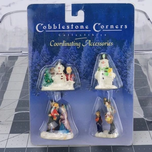 Juego de 4 estatuillas de pueblo de Navidad con esquinas adoquinadas muñeco de nieve familia parejas - Imagen 1 de 8