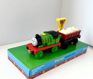 Percy con licitación y letrero - Thomas the Tank Engine & Friends Diecast Railway - Imagen 1 de 4
