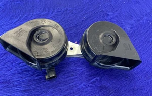 Ford Mustang 2018-2023 fábrica OEM bocinas de bocina y soporte usado The Parts Farm - Imagen 1 de 6