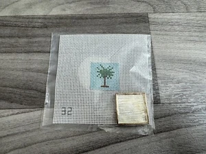POINT 2 POINTE PALM TREE NEEDLEPOINT CANVAS MAGNET KIT CROSS STITCH PIN BROOCH - Picture 1 of 2