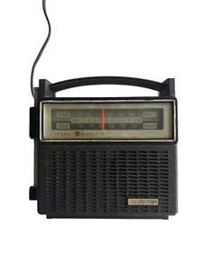 General Electric Vintage GE AM FM Portable Radio Model No. 7-2818F WORKS - Picture 1 of 7