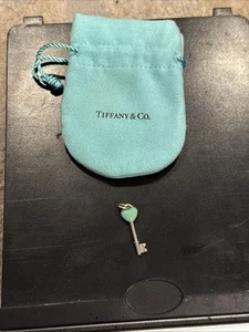 Schöner echter Tiffany & Co blau Emaille Sterlingsilber Herz Schlüssel Anhänger - Bild 1 von 6
