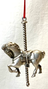 "ORNAMENTO DE NAVIDAD VINTAGE Caballo Carrusel de Peltre con Cinta Roja 2 1/2""" - Imagen 1 de 6