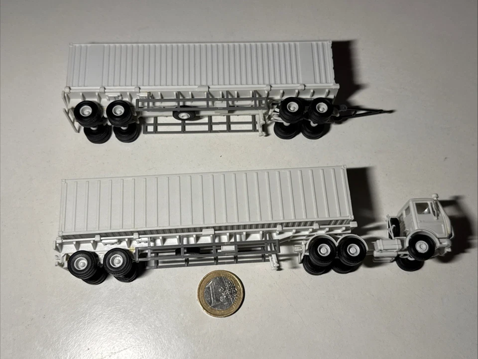 M744 Kibri MB Containerlastzug HZ Container HZ Road Train 1:87 H0 Gigaliner weiß - Bild 1 von 4