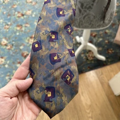 Gravata PIERRE BALMAIN Paris 100% seda italiana preta dourada roxa azul geométrica - Imagem 1 de 4