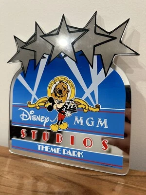 Letrero de corona con logotipo de Mickey Mouse de Disney-MGM Hollywood Studios años 90 parque utilería usada Foto 1 de 4