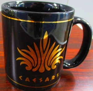 2 tazas de café Caesars Palace diferentes, negras con imagen dorada e impresión - Imagen 1 de 11