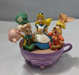 Die Kunst von Disney Markita Alice im Wunderland Teetassenstatue Figur mit Pin - Bild 1 von 12