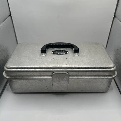 Алюминиевая коробка для снастей UMCO USA модель 131AS с одним лотком и различными расходными материалами - Изображение 1 из 4