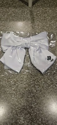 Lazo de pelo blanco satinado Lancome con pasador bric cierre de barra de clip grande Foto 1 de 2