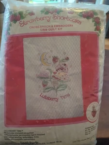 Kit de edredón de cuna de bebé bordado y punto de cruz pastel corto fresa vintage 1982 - Imagen 1 de 11