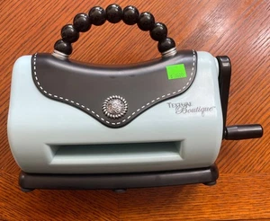 Sizzix Texture Boutique Prägemaschine NUR Purse Style Babyblau (gebraucht) - Bild 1 von 7