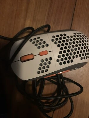 Mouse RGB simple para juegos con luces RGB conmutables  Foto 1 de 3