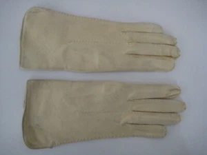 PAIR OF VINTAGE FRENCH LADIES SOFT KID LEATHER GLOVES YELLOWY CREAM SIZE SMALL - Picture 1 of 8