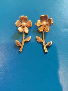 Pendientes perforados con flores colgantes de perlas de imitación Oscar de la Renta 🌸 - Imagen 1 de 4