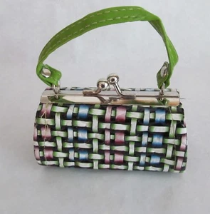 Cartera verde con estampado tejido de cesta se adapta a muñecas chicas americanas de 18 - Imagen 1 de 1