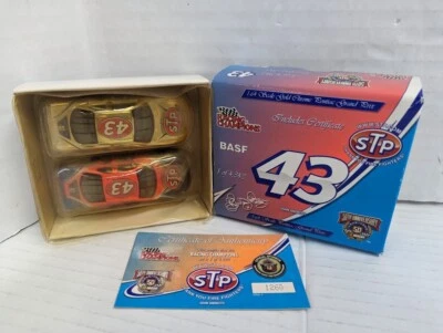 Juego de 2 coches 1/24 Racing Champions John Andretti 1998 #43 STP NASCAR cromo dorado Foto 1 de 3