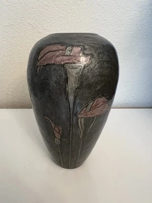 Jarrón de metal cala flor de lirio gris carbón flores rosas Foto 1 de 4