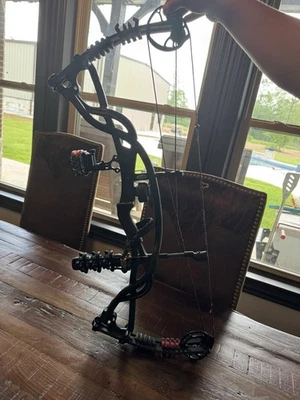 Hoyt Carbon Element G3 Right-Handed Bow - Image 1 of 3