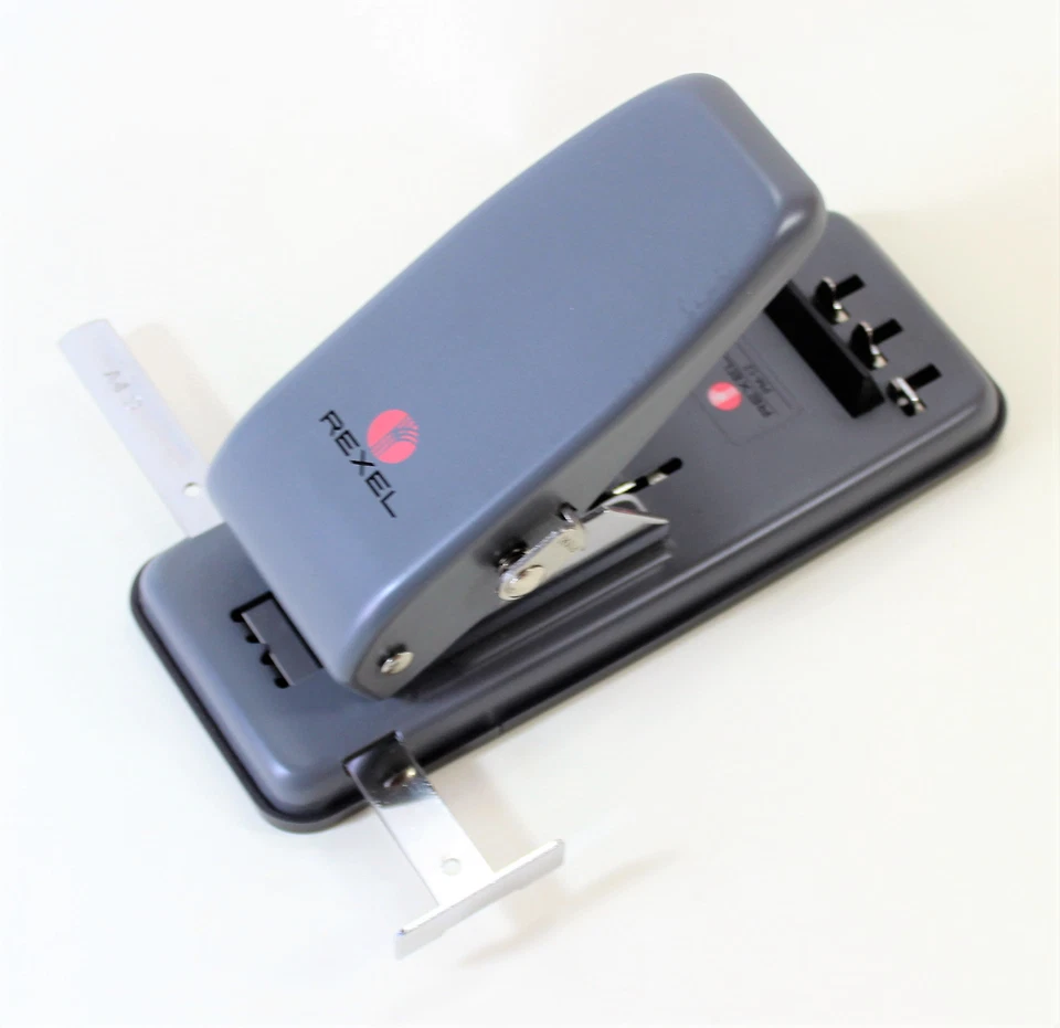 Rilegatrice Compatta Fora e Rilega a Pettine PM12 ad Anelli Plastici Nuova Rexel