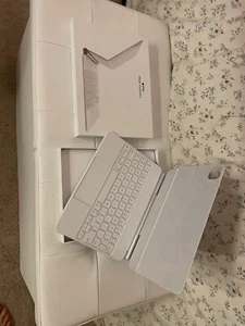 Apple Magic Keyboard for 11" iPad Pro 3rd Gen. and iPad Air 4th Gen., White - US - Bild 1 von 2