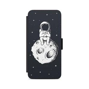Astronaut hält Telefon Raumfahrer sitzt auf dem Mond Flip Wallet Handyhülle - Bild 1 von 4