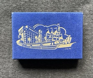 Disney Disneyland Hotel Raro De Colección Sin Abrir Baraja Completa Tarjetas de Juego Estuche de Gamuza - Imagen 1 de 4