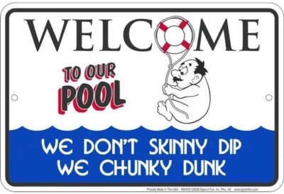 BIENVENIDO A NUESTRA PISCINA NO SOMOS FLACOS DIP WE CHUNKY CLAVADO PEQUEÑO LETRERO DE ESTACIONAMIENTO METAL Foto 1 de 4