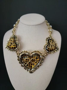 BETSEY JOHNSON Collar Destacado Corazón de Gran Tamaño Punto Leopardo/Perla Imitada - Imagen 1 de 12