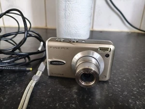 Fujifilm Digitalkamera FinePix F30 6.3MP silber + Ladegerät - Bild 1 von 5