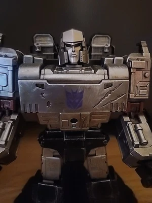 Figura coleccionable ThreeZero Transformers War for Cybertron: Megatron DLX Foto 1 de 4