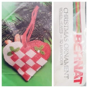 Adorno de Navidad vintage Bernat #W02201 "corazones tejidos" para bordar - Imagen 1 de 5