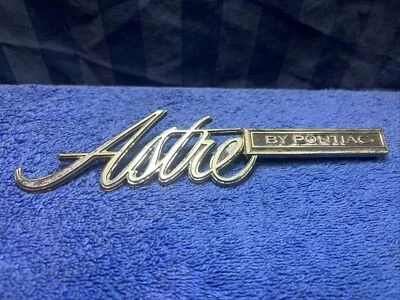 Silver Pontiac Astre Rear Emblem 1974–77.   OEM 738996      B2 - Imagem 1 de 4