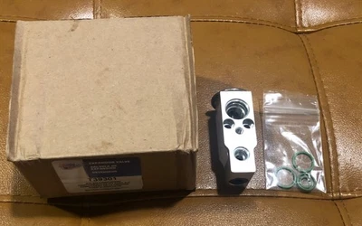 Carquest Premium A/C Block Type O-Ring Expansion Valve T39301 - Image 1 of 4