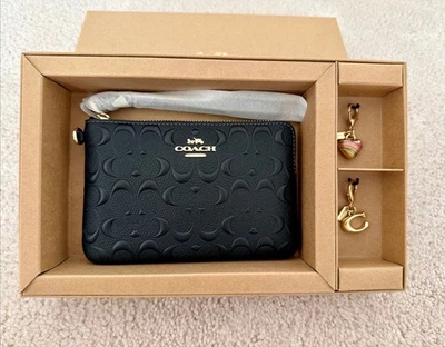 Linda y Elegante Muñequera Coach Esquina Cremallera Cuero Negro con 2 Dijes - ¡Nueva En Caja! Foto 1 de 4