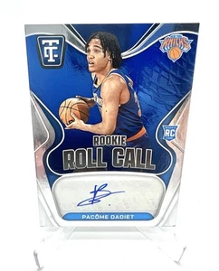 24/25 Panini Totalmente Certificato Pacome Dadiet Rookie Roll Call Auto Blu 13/35 - Foto 1 di 3