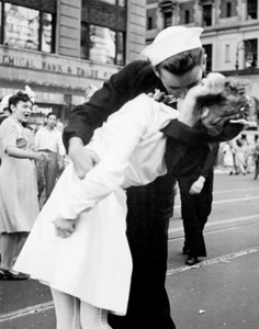 Kissing the War Abschied Fotodruck 11"x14 - Bild 1 von 4