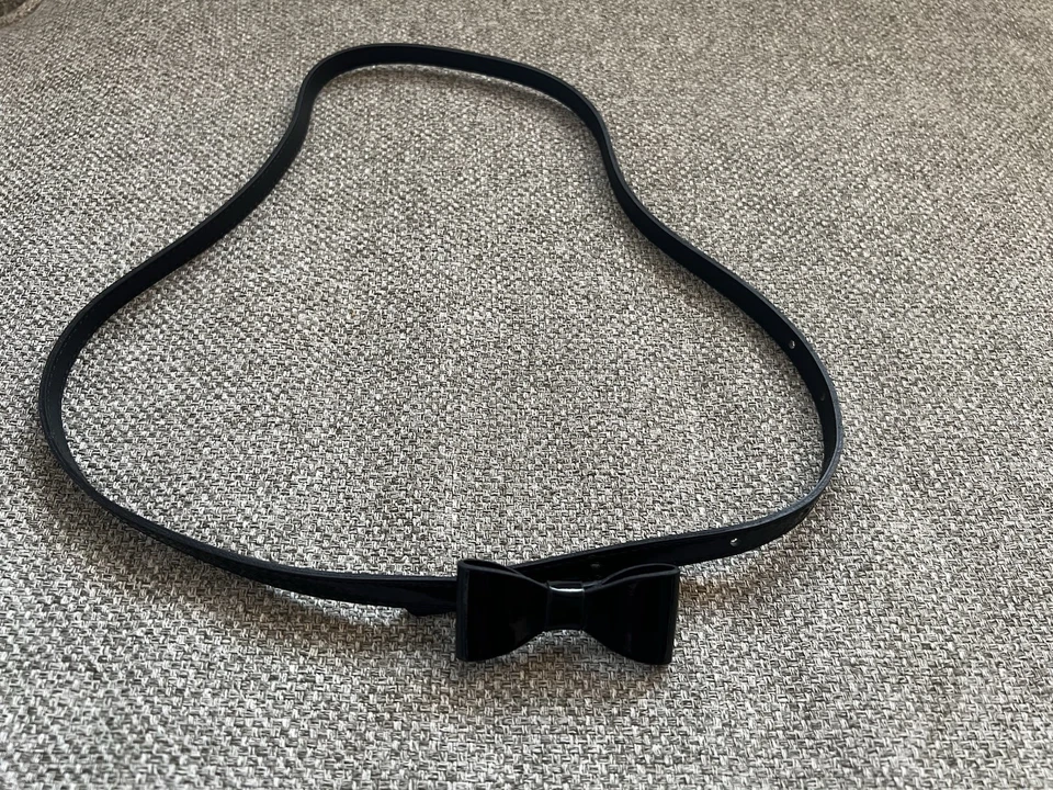 Cinturón ajustado AnnaKastle para mujer imitación charol negro con mini lazo talla M agotado Foto 1 de 4