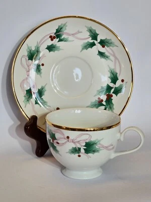 Juego de tazas y platillos con patas de acebo de Navidad, de Mikasa Foto 1 de 4