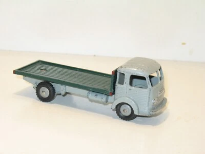 DINKY TOYS, Camion Simca Cargo Grigio - Immagine 1 di 3