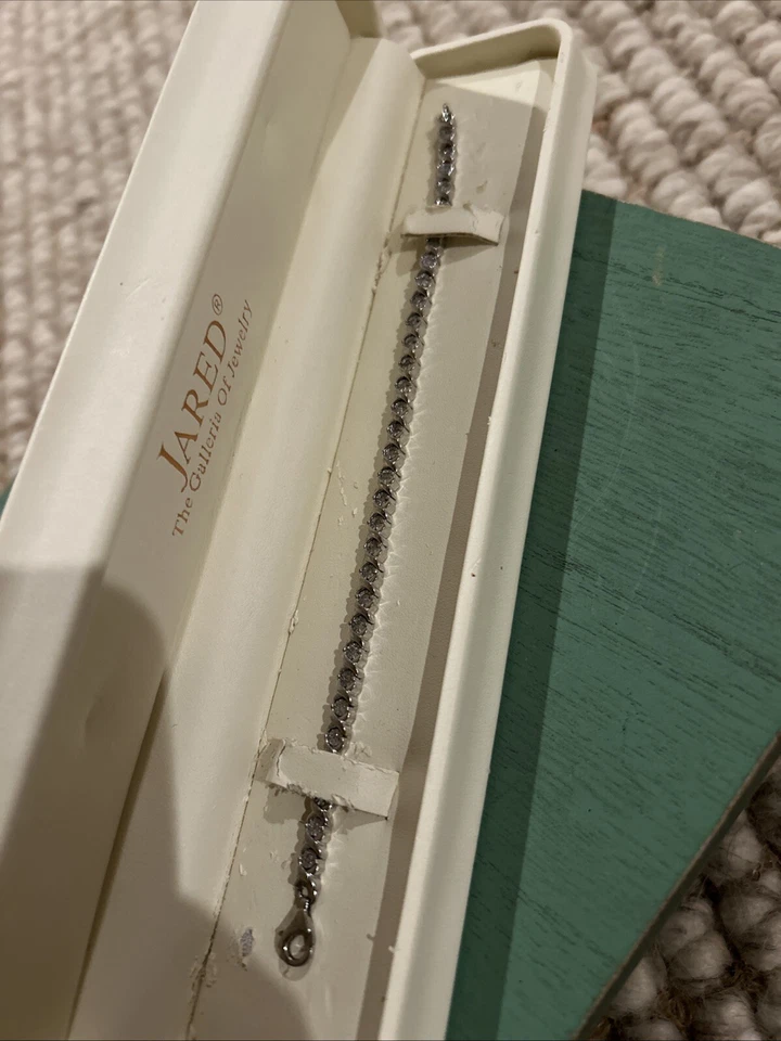 Brazalete de tenis de diamantes Jared Jewelers de plata de ley de corte redondo de 1/3 quilate Foto 1 de 4