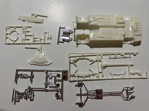 Modellautoteile - AMT 2005 Chrysler 300C Fahrwerk Fahrwerk Auspuff 1/25 Kitbash - Bild 1 von 2